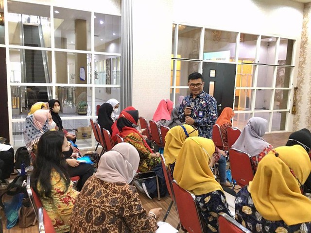 Tim PKM FIP Unesa melaksanakan pelatihan manajemen pendidikan inklusif bagi guru-guru PAUD di Surabaya.