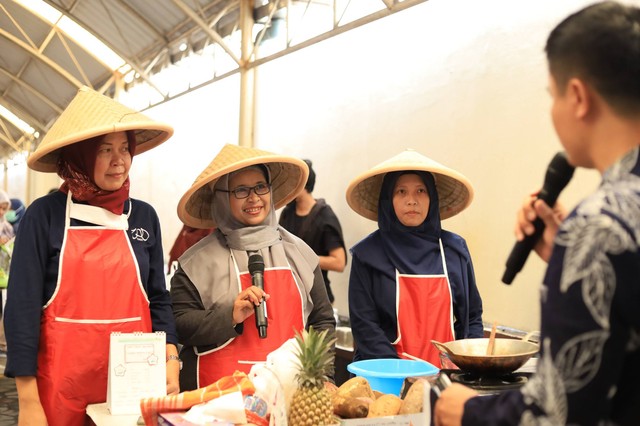 Peserta lomba Cooking Master dalam rangka memeriahkan Milad ke-62 Universitas Ahmad Dahlan (UAD) (Foto: Bidang Humas dan Protokol)