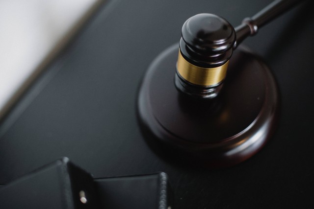 https://www.pexels.com/id-id/foto/foto-close-up-dari-gavel-kayu-5668481/