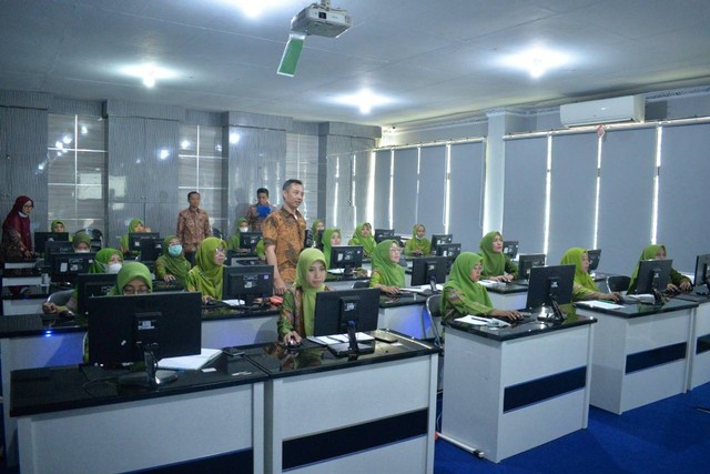 Suasana pelatihan IT kader Muslimat NU se-Kota Malang. Foto/dok Unisma