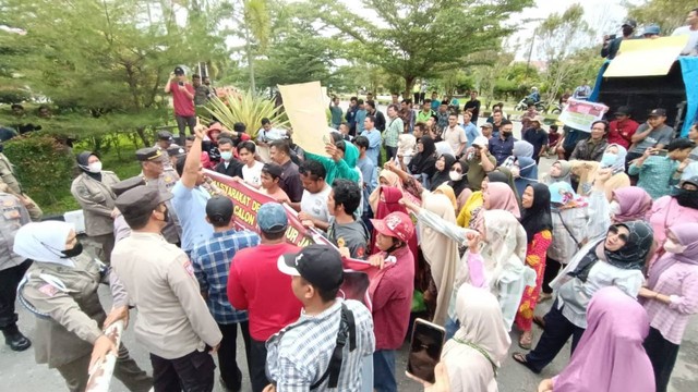 Aksi warga ke kantor Wali Kota Subulussalam. Foto: Yudi Ansyah/acehkini