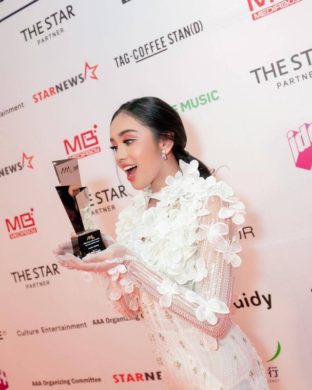 Lyodra Ginting meraih penghargaan di Asian Artist Awards 2022. Foto: Instagram/@lyodraofficial