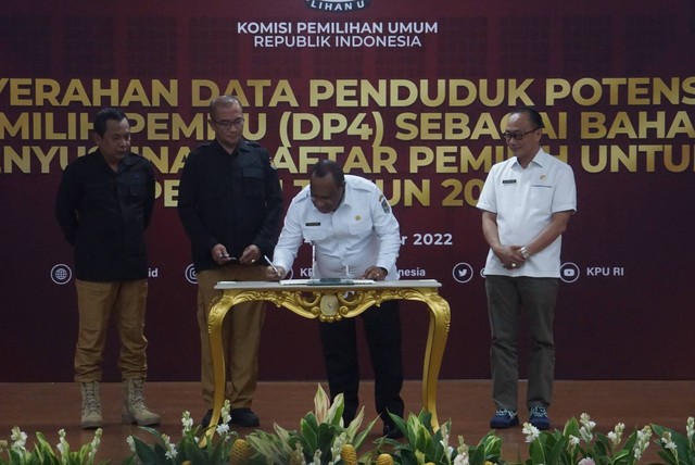 Suasana Penyerahan Data Penduduk Potensial Pemilih Pemilu (DP4) di kantor KPU RI, Menteng, Jakarta pada Rabu (14/12). Foto: Iqbal Firdaus/kumparan