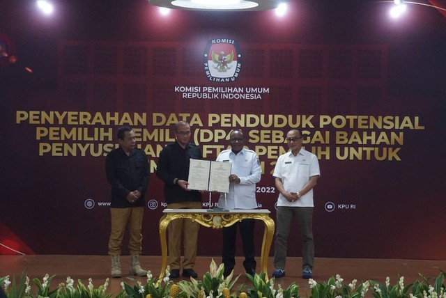 Suasana Penyerahan Data Penduduk Potensial Pemilih Pemilu (DP4) di kantor KPU RI, Menteng, Jakarta pada Rabu (14/12). Foto: Iqbal Firdaus/kumparan