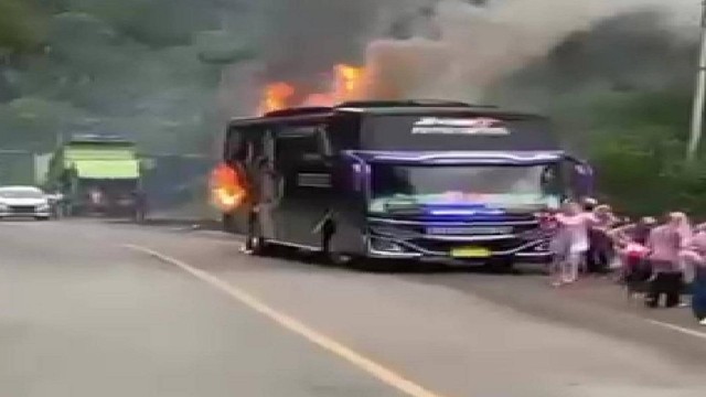 Tangkapan layar bus pariwisata yang membawa para istri anggota dewan Kuansing terbakar di Lintas Sumatera. 
