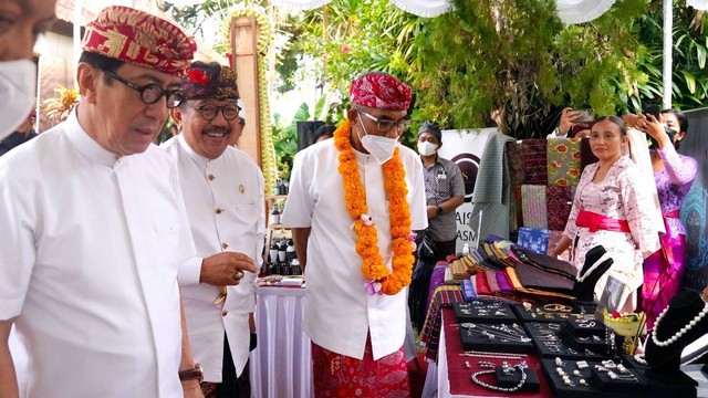 Menkumham Yasonna H Laoly, Wagub Bali Tjokorda Oka Artha Ardana Sukawati, dan Plt Dirjen KI Razilu saat meninjau pameran UMKM di Museum Puri Lukisan, Ubud, Bali, Selasa (14/6/2022). Foto: Dok. DJKI Kemenkumham