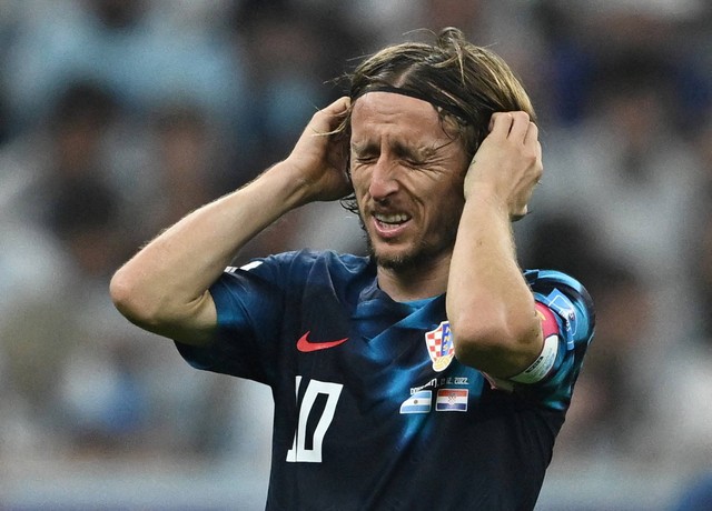 Pemain Kroasia Luka Modric terlihat sedih setelah dikalahkan timnas Argentina di laga Semi Final Piala Dunia 2022 di Qatar. Foto: Hannah McKay/REUTERS