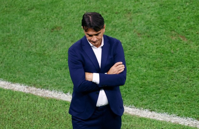 Pelatih Kroasia Zlatko Dalic terlihat sedih setelah dikalahkan timnas Argentina di laga Semi Final Piala Dunia 2022 di Qatar. Foto: Hannah McKay/REUTERS