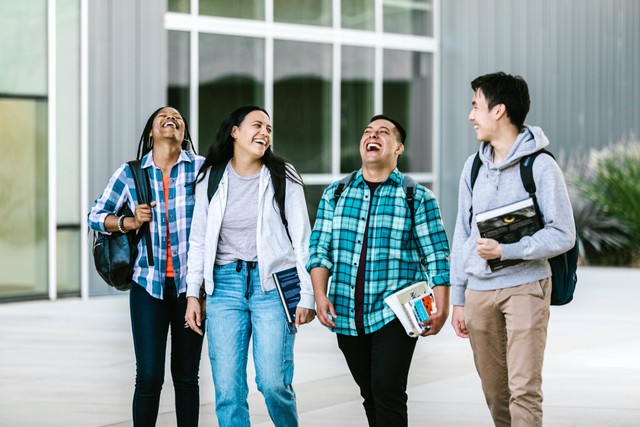 Ucapan Selamat Datang Mahasiswa Baru, Foto Hanya Ilustrasi: Pexels/RODNAE Productions