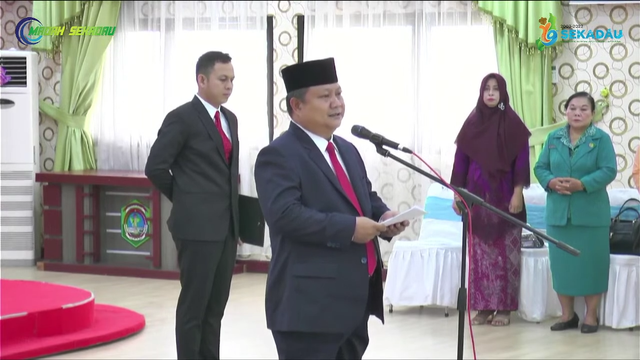 Wakil Bupati Sekadau, Subandrio, memberikan sambutan saat pelantikan Kepala Disdukcapil Sekadau. Foto: Dok. YouTube Madah Sekadau