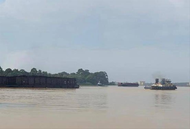 Tongkang pengangkut batubara melintasi Sungai Batanghari. Sumber: Dokumentasi penulis, September 2022