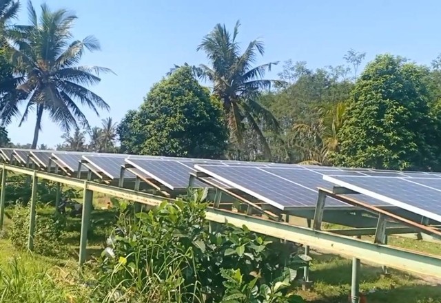Panel tenaga surya untuk menghidupkan pompa air guna memenuhi kebutuhan subak di Banjarangkan, Klungkung, Bali - IST