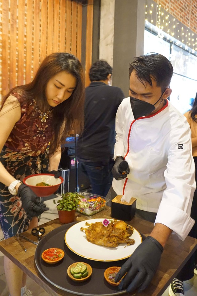 Pembukaan restoran Madjapahit Culinary milik chef Axhiang, finalis MasterChef Indonesia (MCI) season 4 di Alam Sutera, Tangerang Selatan, Banten (10/12/22). Foto: Dok. Madjapahit Culinary