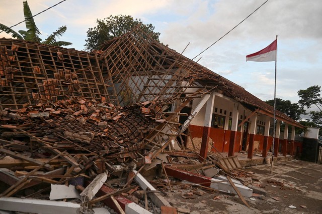 Sebuah gedung sekolah Cianjur runtuh setelah gempa (Iman Firmansyah/Reuters)