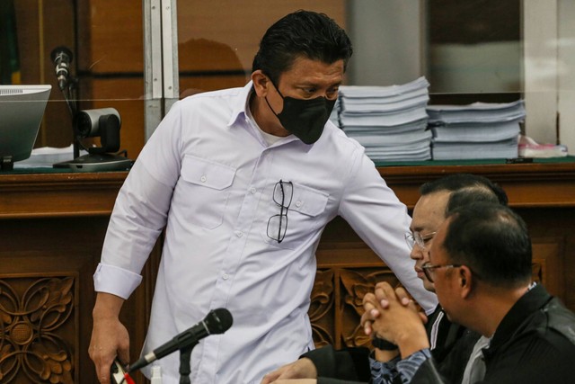 Terdakwa kasus pembunuhan Brigadir Yosua Hutabarat Ferdy Sambo (kiri) mengikuti sidang lanjutan di PN Jakarta Selatan, Jakarta, Rabu (14/12/2022). Foto: Asprilla Dwi Adha/ANTARA FOTO