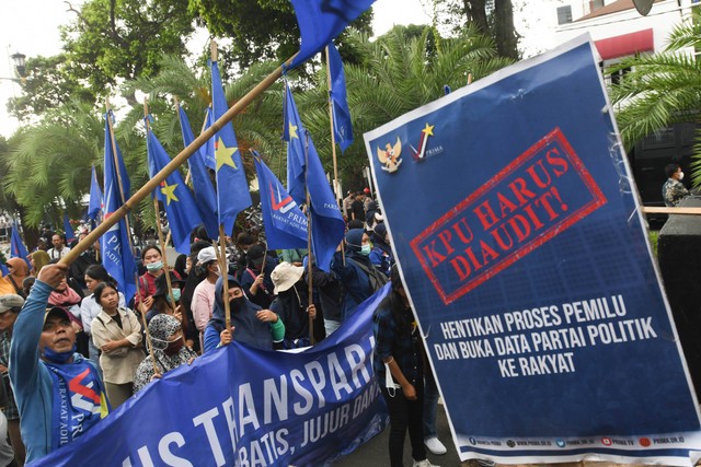 Massa dari Partai Rakyat Adil Makmur (Prima) berunjuk rasa di depan Kantor KPU, Jakarta, Rabu (14/12/2022). Foto: Aditya Pradana Putra/ANTARA FOTO