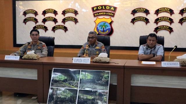 Kapolda Sulawesi Utara (Sulut), Irjen Pol Setyo Budiyanto (tengah) memberikan penjelasan terkait pengungkapan kasus pengolahan emas ilegal di Kabupaten Minahasa Utara.