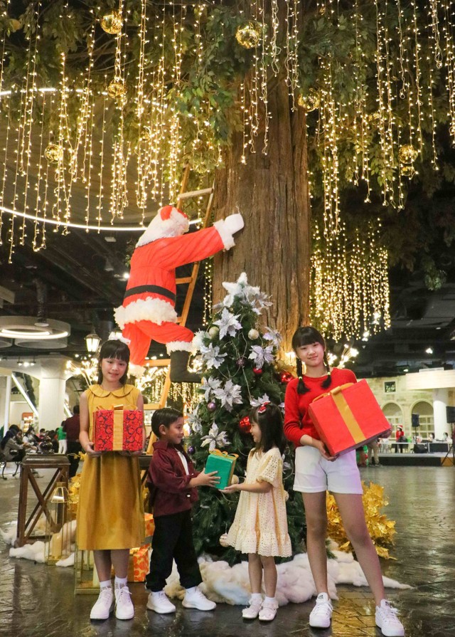 Santa Claus Climbing Ladder di beberapa pohon sintetis yang menghiasi area Food & Beverage Ciputra World Surabaya. Foto-foto: Masruroh/Basra