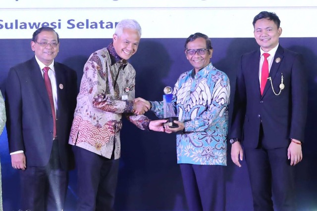 Gubernur Jawa Tengah, Ganjar Pranowo menerima penghargaan keterbukaan informasi publik dari Menko Polhukam Mahfud MD, Rabu (14/12/2022). Foto: Dok. Istimewa