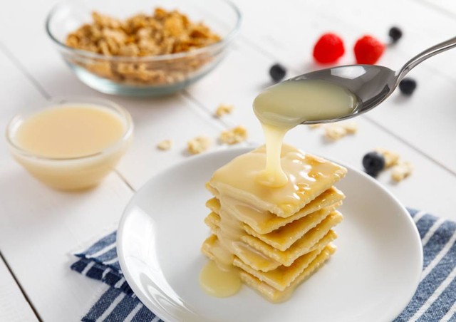 Ilustrasi menu sarapan dengan susu kental manis. Foto: Shutterstock. 