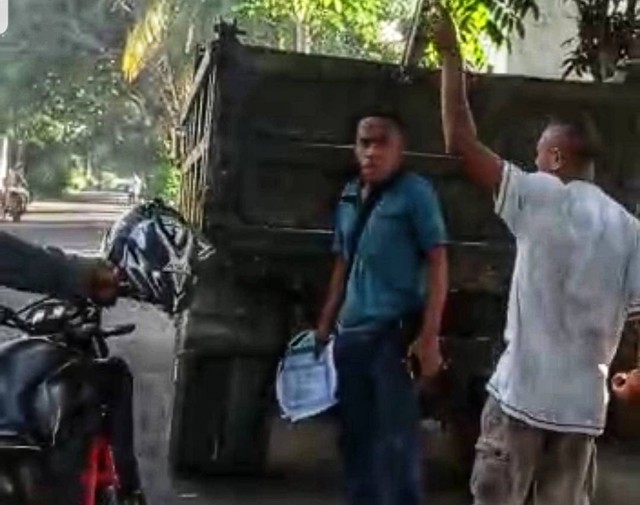 Keterangan foto:Tangkapan layar video seorang warga yang membacok debt colector. Sumber:istimewa.
