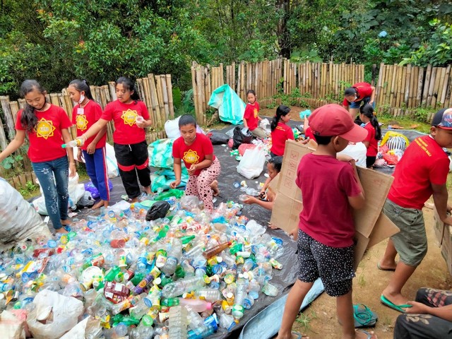 Pengumpulan sampah plastik oleh anak-anak di Desa Mengening, Buleleng, Bali - IST