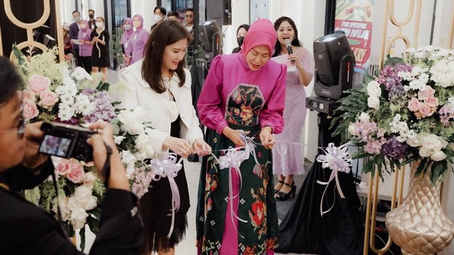 Direktur Utama Semar Group, Vanya Gotama, dan istri Wali Kota Malang, Hj Widayati Sutiaji meresmikan outlet baru. FOTO: Istimewa