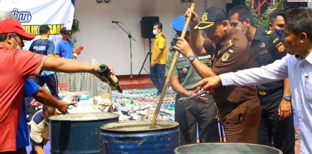 Pemusnahan barang ilegal oleh Bea Cukai Yogyakarta. Foto: Bea Cukai Yogyakarta