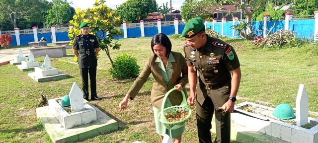 Danyon 764 Iamba Baua Kaimana Letkol Inf. Alexander Eko Setiawan didampingi istri saat melakukan tabur bunga di salah satu makam di TMP Genova, Kaimana.