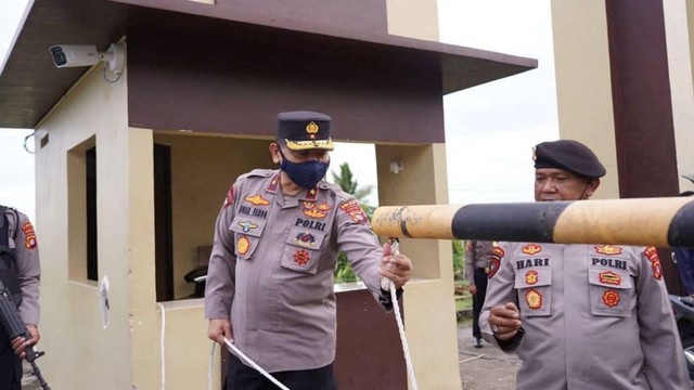 Wakil Kapolda Sulawesi Barat Brigjen Pol Umar Faroq menginstruksikan pengamanan di markas polisi ditingkatkan. Foto: Dok. Humas Polda Sulbar