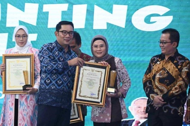 Bupati Indramayu, Nina Agustina, meraih penghargaan dari Gubernur Jabar, Ridwan Kamil. Foto: Istimewa