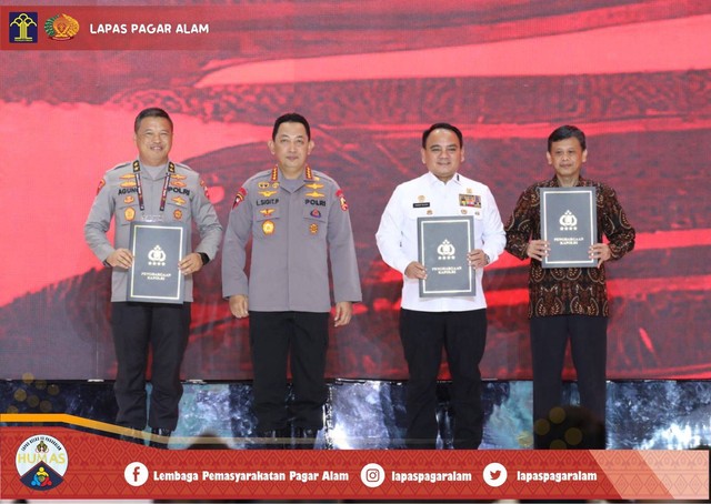 Sekjen Kemenkumham Terima Penghargaan Pin Emas dari Kapolri