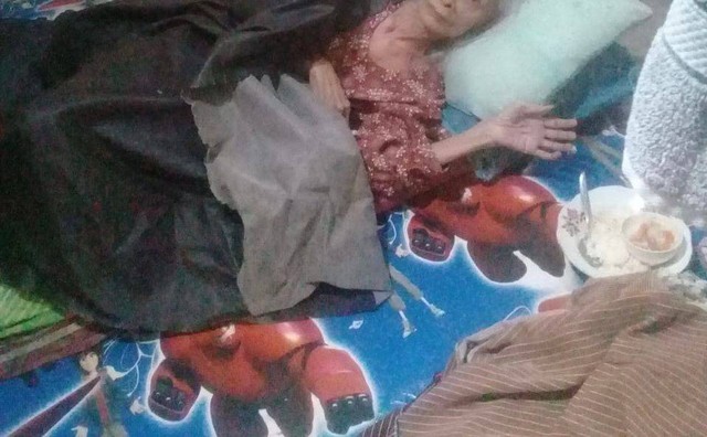 Nenek Ijah dengan Kasur Sederhananya. Dok : Foto Pribadi