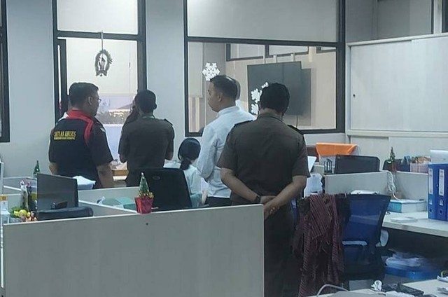 Keterangan foto: Suasana penyidik Kejaksaan Negeri Kota Kupang melakukan penggeledahan di Kantor Pusat Bank NTT.