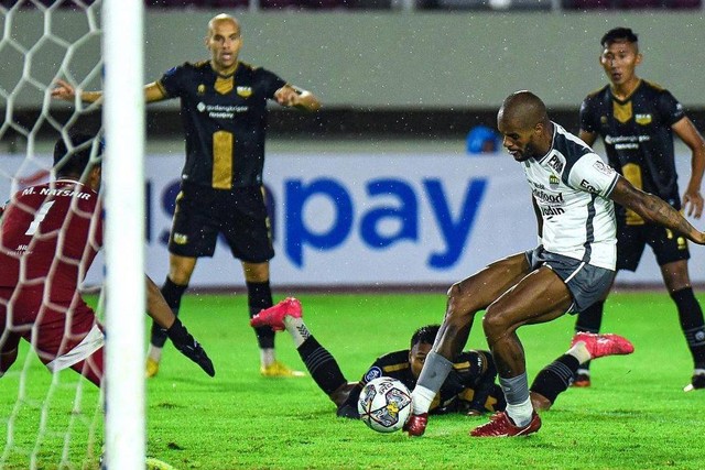 Pemain Persib Bandung David da Silva mencetak gol ke gawang Dewa United pada pertandingan lanjutan Liga 1 di Stadion Manahan, Solo, Jawa Tengah, Rabu (14/12/2022).  Foto: Instagram/@persib