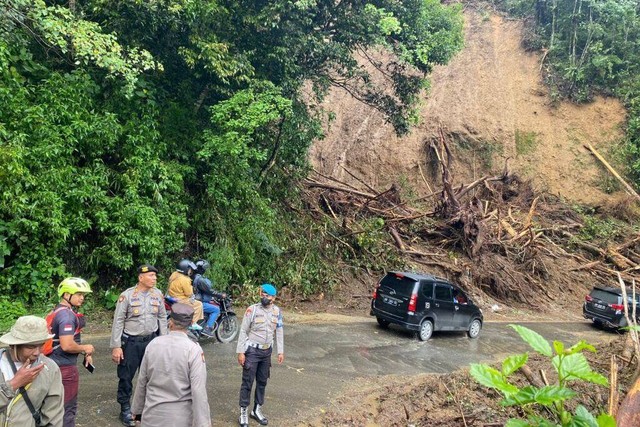  Lokasi bus di Tanah Karo masuk ke jurang karena tertimbun material longsor. Foto: Polres Karo