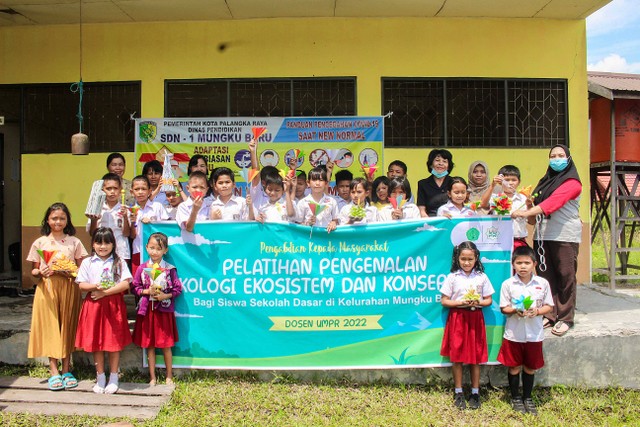 PELATIHAN : Tim Pengabdian Masyarakat Universitas Muhammadiyah Palangkaraya menggelar pelatihan pengenalan ekologi ekosistem dan konservasi bagi siswa SD Desa Mungku Baru.