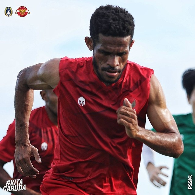 Sesi latihan Ricky Kambuaya bersama timnas Indonesia salah satu pemain sepak bola dari wilayah timur Indonesia. (Twitter.com/@PSSI) https://twitter.com/PSSI/status/1598950163912937472?t=HEtbYLuTlAjB-jdDe3vwpg&s=19