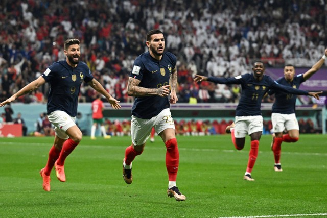 Selebrasi pemain Timnas Prancis Theo Hernandez usai mencetak gol ke gawang Timnas Maroko pada pertandingan semifinal Piala Dunia 2022 Qatar di Stadion Al Bayt, Al Khor, Qatar. Foto: Dylan Martinez/REUTERS