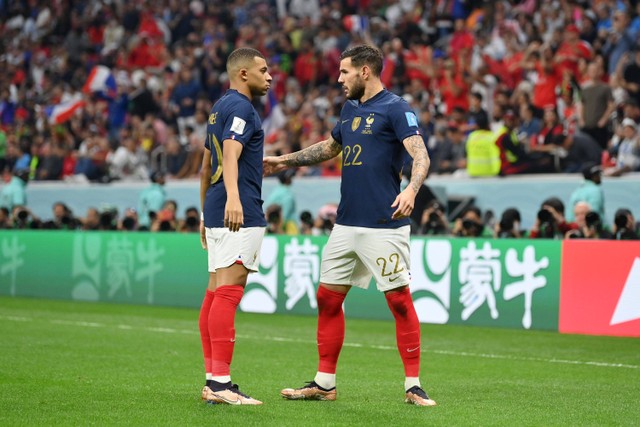 Selebrasi pemain Timnas Prancis Theo Hernandez dan Kylian Mbappe usai mencetak gol ke gawang Timnas Maroko pada pertandingan semifinal Piala Dunia 2022 Qatar di Stadion Al Bayt, Al Khor, Qatar. Foto: Dan Mullan/Getty Images