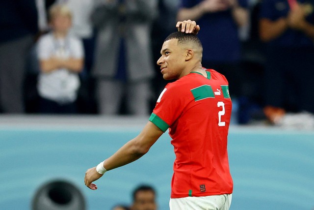 Pemain Timnas Prancis Kylian Mbappe memakai jersi pemain Timnas Maroko Achraf Hakimi usai pertandingan semifinal Piala Dunia 2022 Qatar di Stadion Al Bayt, Al Khor, Qatar.
 Foto: Molly Darlington/REUTERS