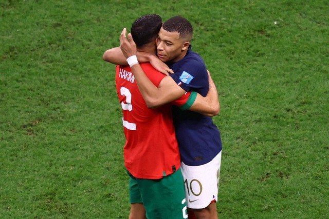 Pemain Timnas Prancis Kylian Mbappe berpelukan dengan pemain Timnas Maroko Achraf Hakimi usai pertandingan semifinal Piala Dunia 2022 Qatar di Stadion Al Bayt, Al Khor, Qatar.
 Foto: Hannah McKay/REUTERS