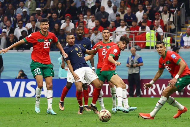 Pemain Timnas Prancis Kylian Mbappe proses gol Randal Kolo Muani ke gawang Timnas Maroko pada pertandingan semifinal Piala Dunia 2022 Qatar di Stadion Al Bayt, Al Khor, Qatar.
 Foto: Lee Smith/REUTERS