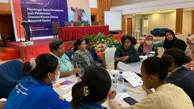 Peserta aktif merekomendasikan hasil pertemuan para aktivis perempuan, pemerintah hingga disabilitas pada kegiatan USAID Kolaborasi di Jayapura. (Foto USAID Kolaborasi) 