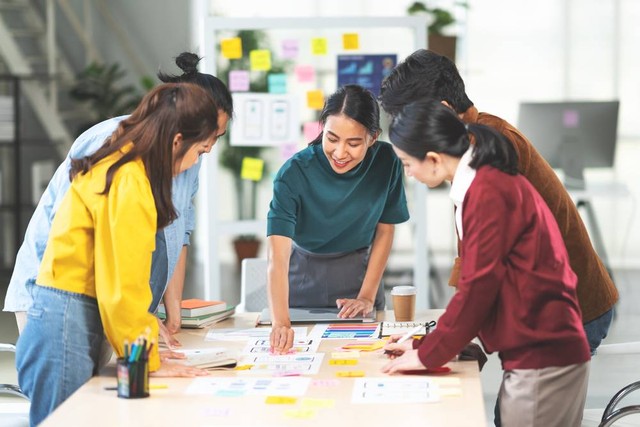 Ilustrasi project manager mengarahkan tim untuk mengerjakan suatu proyek. Foto: Shutterstock