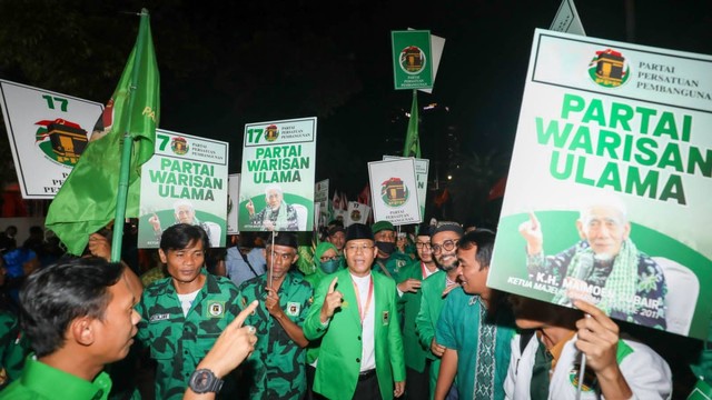 Plt Ketum PPP M. Mardiono bersama pengurus dan kader PPP saat pengundian nomor urut parpol Pemilu 2024 di Kantor KPU, Menteng, Jakarta Pusat, Rabu (14/12/2022). Foto: Dok. Istimewa