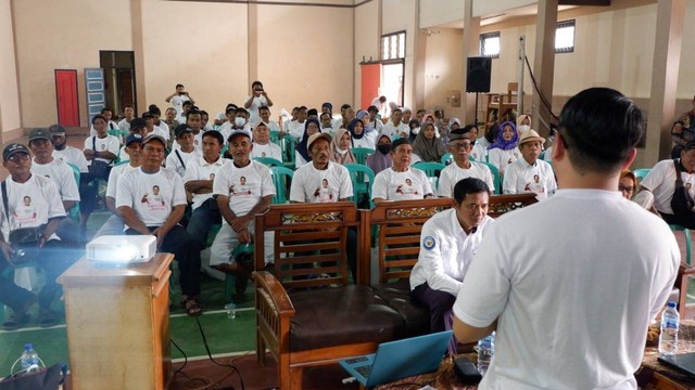 Sahabat Sandiaga Uno memberikan pelatihan budidaya ikan tawar dan pakan mandiri magot kepada masyarakat di Desa Conggeang Kulon, Kabupaten Sumedang. Foto: Dok. Istimewa