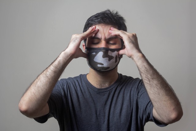 Ilustrasi seorang pria yang mengalami sakit kepala tak kunjung sembuh. Foto: Unsplash
