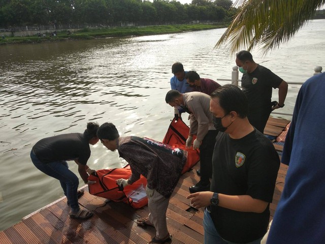 Penemuan jasad wanita terbungkus seprai di Sungai Cisadane, Tangerang. Foto: Dok. Istimewa