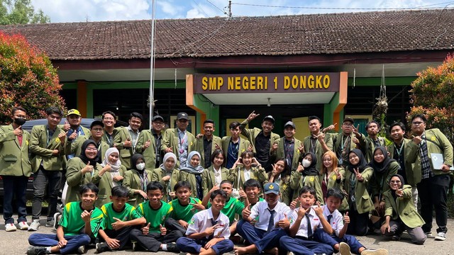 Foto: Sesi Foto Bersama Mahasiswa KKN Tematik MBKM Program Studi Hukum UPN "Veteran" Jawa Timur dengan Siswa SMP Negeri 1 Dongko. Sumber: Dokumen Pribadi Tim KKN Tematik MBKM Program Studi Hukum, Fakultas Hukum, UPN "Veteran" Jawa Timur.